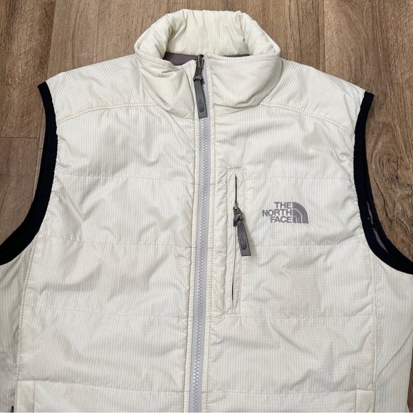 The North face Women’s Puffer Vest in‎ Ivory - Picture 3 of 11